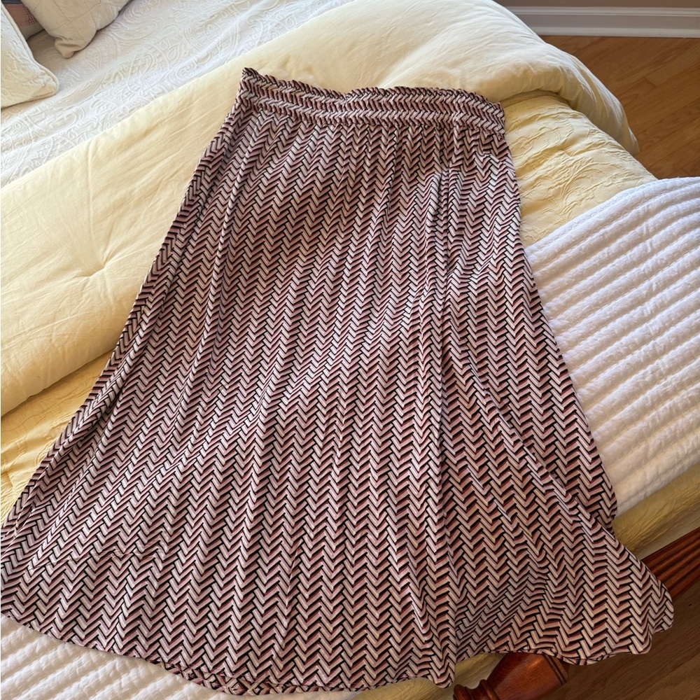 Women’s LOFT skirt pink, black, white design. Size Large.